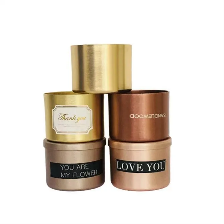 Mitmevärviline küünla alumiiniumist tassinäitus