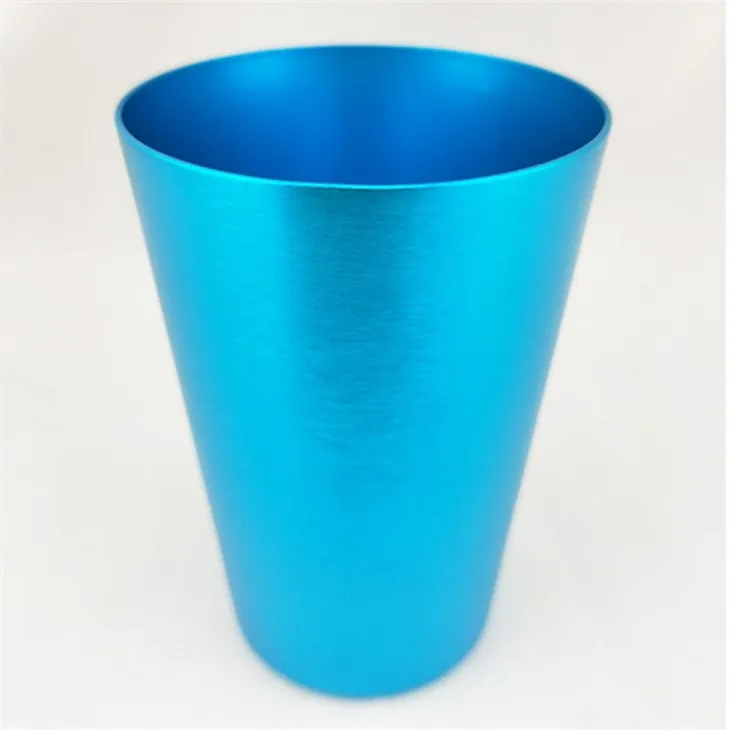 Vintage alumiiniumist joogitopsid